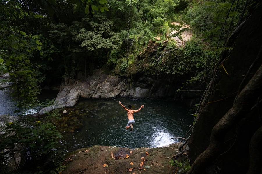 joguata waterfall cliff jump panama
