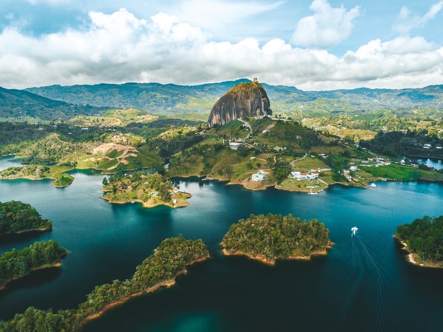 el penon al piedra, el penol, el penon de guatape, guatape rock, el penon, el penol guatape, la piedra del penol, medelling to guatape, getting from medellin to guatape, bus from medellin to guatape, guatape rock colombia